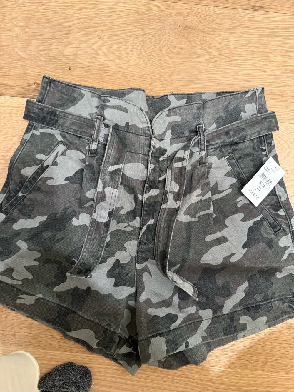 DL1961 sz 28 paperbag shorts army print